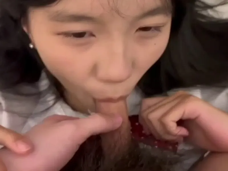 Em loli dễ thương mút cục thịt biến em thành con đào nứng lồn p2